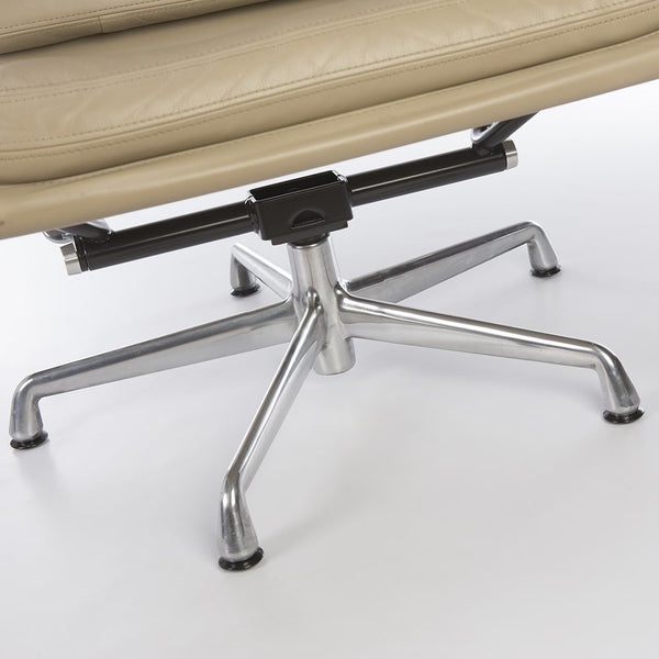 Representation of glide being used in Eames Aluminium Lounge Chair
